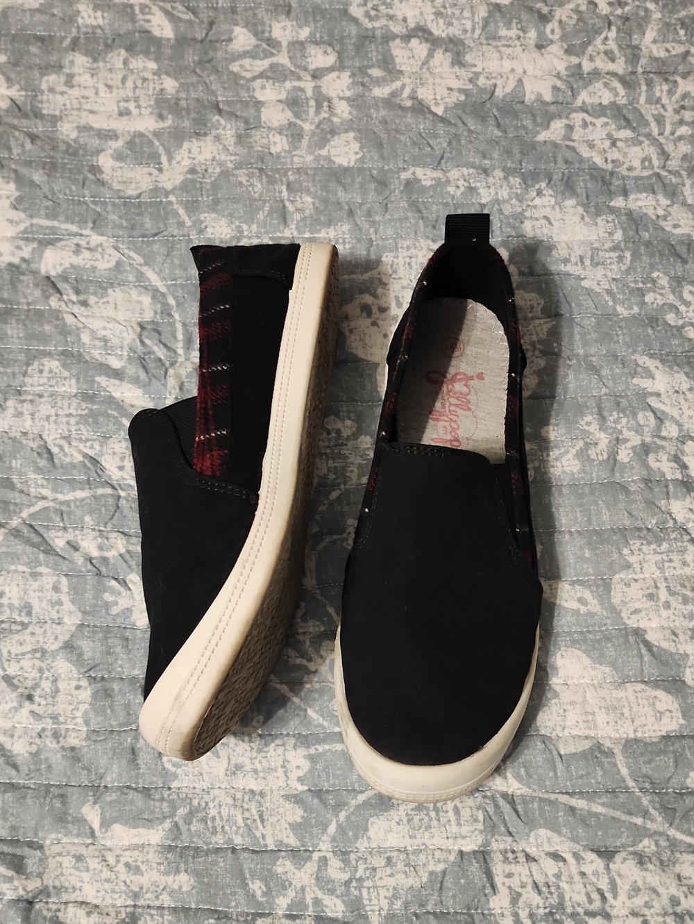 Men's Black Slip-On Casual Sneakers with Plaid Accent